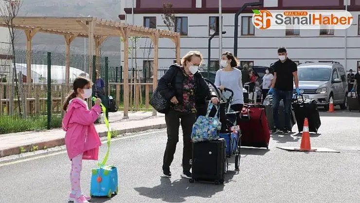 ABD'den ve Kuveyt'ten gelen 311 Türk vatandaşı evlerine uğurlandı