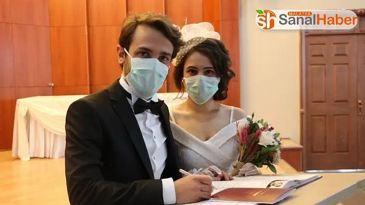 Acilde nişanlanan doktor çiftin nikahları kıyıldı