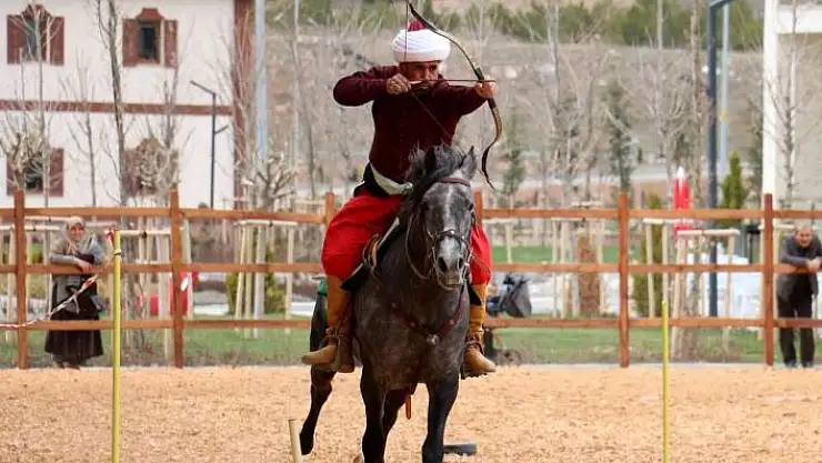 'Açılışa gün sayan Hamidiye Kültür Bahçesi´nde atlı okçuluk gösterisi ilgi gördü'