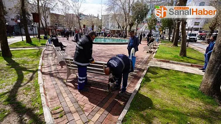 Adıyaman'da banklar sökülüyor