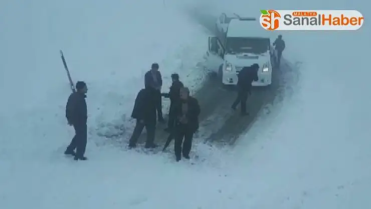 Adıyaman'da çığ düştü, araçlar mahsur kaldı