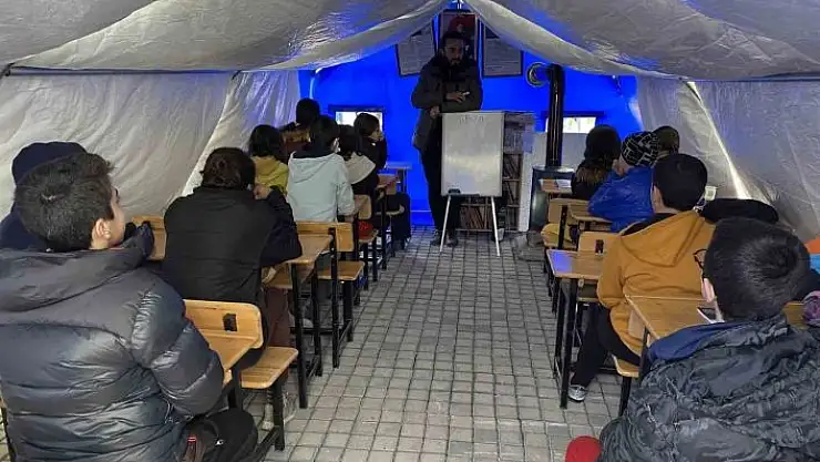 'Adıyaman´da çocuklar çadır sınıflarda ders başı yaptı, İstiklal Marşı´nı okudu'
