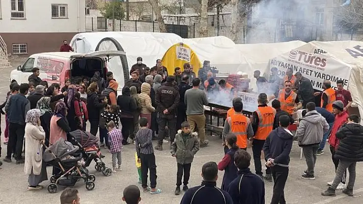 'Adıyaman´da depremzedelere kebap dağıtıldı'