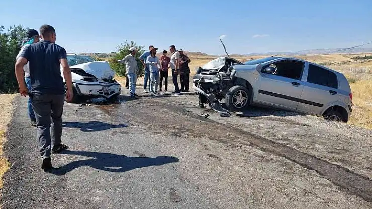 'Adıyaman´da iki otomobil çarpıştı: 1 ölü, 4 yaralı'