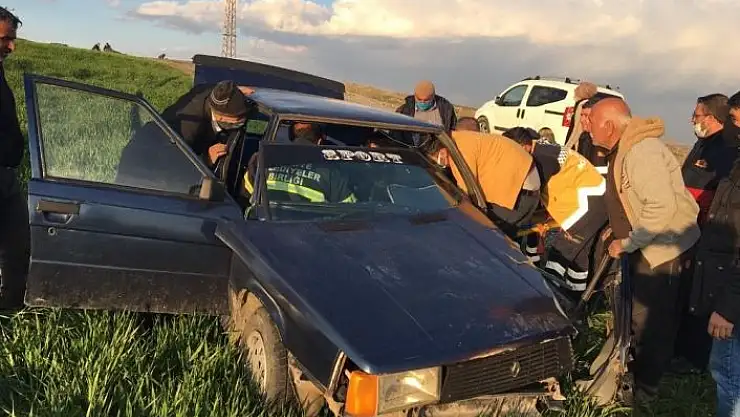 'Adıyaman´da iki otomobil kafa kafaya çarpıştı: 1´i ağır 3 yaralı'
