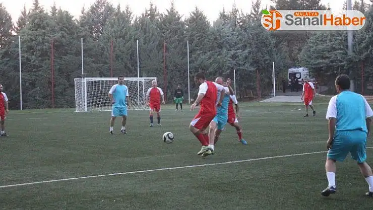 Adıyaman'da il protokolü ve hükümlüler kozlarını halı sahada paylaştı