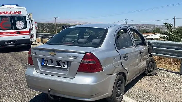 'Adıyaman´da otomobil bariyerlere çarptı: 7 yaralı'