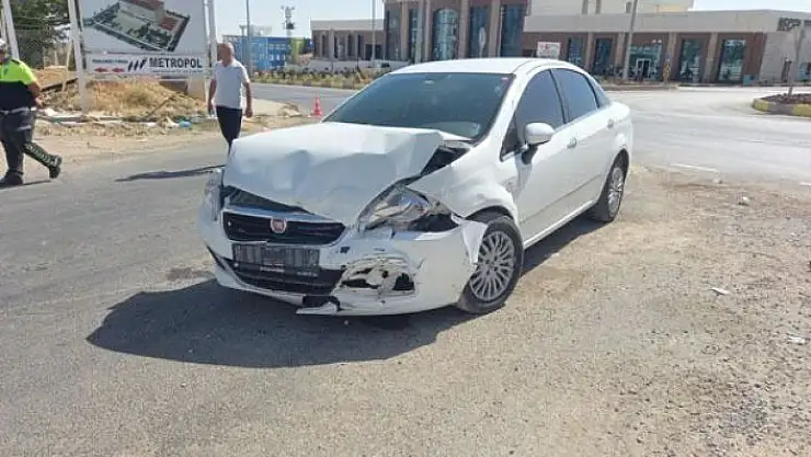 'Adıyaman´da otomobil ile minibüs çarpıştı: 5 yaralı'