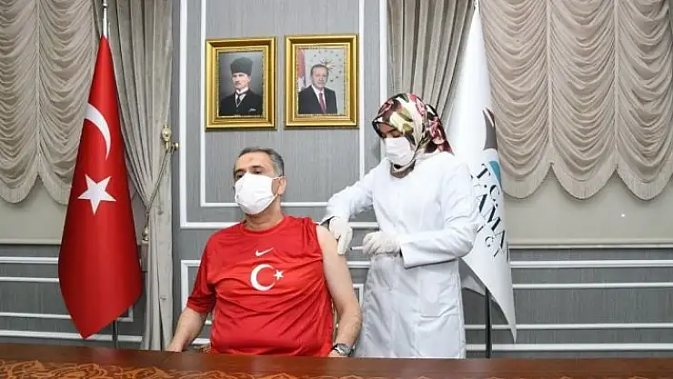 'Adıyaman Valisi ilk doz aşıyı yaptırdı'