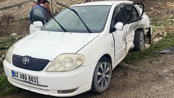 'Adıyamanda iki otomobil çarpıştı: 6 yaralı'
