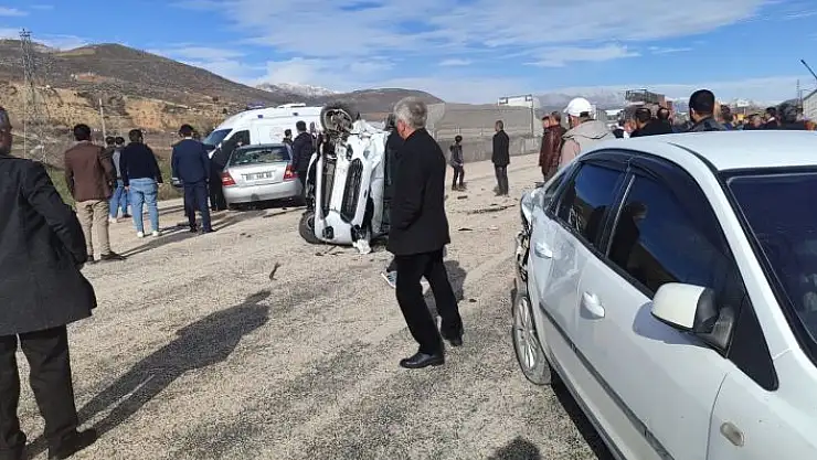 'Adıyamanda otomobil hafif ticari araçla çarpıştı: 5 yaralı'
