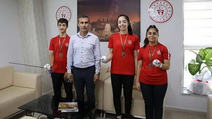 'Adıyamanlı eskrim sporcuları madalyayla döndü'