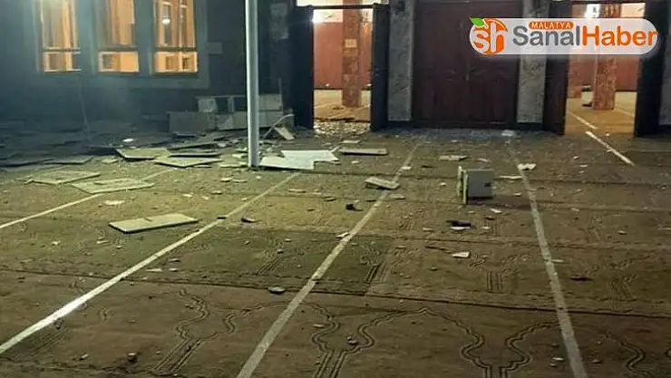 Afganistan İçişleri Bakanı Sözcüsü Tariq Aryan, 'Bir saldırgan Wazir Akbar Khan Camisi'nde kendini patlattı ve 1 kişi yaralandı' dedi.