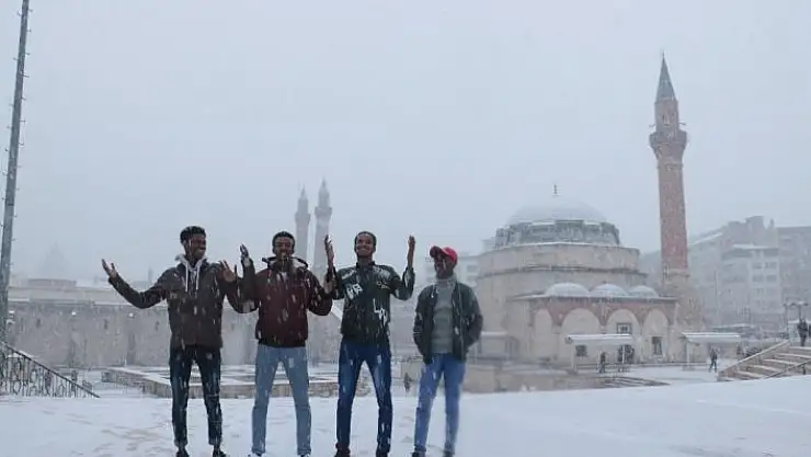 'Afrikalı öğrenciler Mart ayında lapa lapa yağan  karın tadını çıkarttılar'