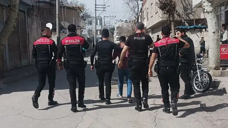 'Ağabey annesine zarar vermek isteyen kardeşini silahla kovaladı'