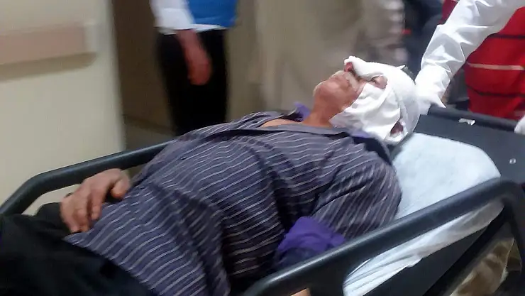 AĞAÇTAN DÜŞEN YAŞLI ADAM HASTANEYE KALDIRILDI