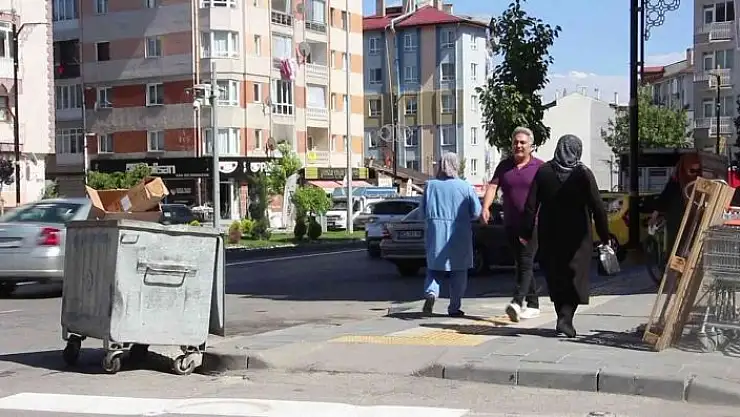'Ağacın altında kalmaktan son anda kurtuldu, hortumu bırakmadan kaçtı'