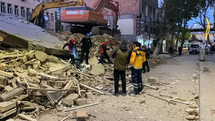 'Ağır hasarlı 5 katlı bina çöktü'