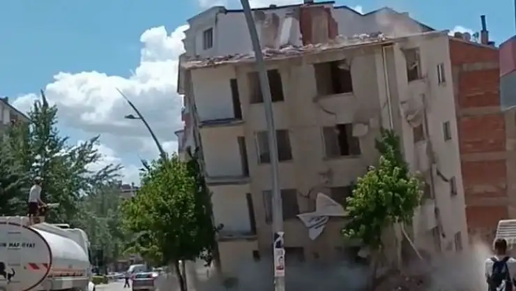 'Ağır hasarlı bina tek dokunuşta yerle bir oldu'