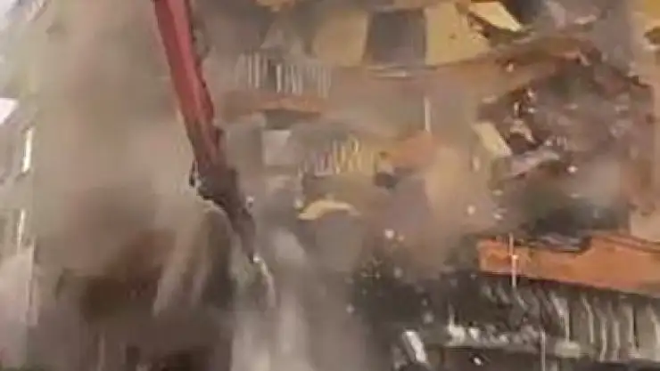 'Ağır hasarlı bina yıkım sırasında çöktü'