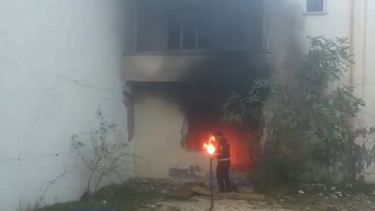 'Ağır hasarlı binada yakılan araç lastiği korkuttu'