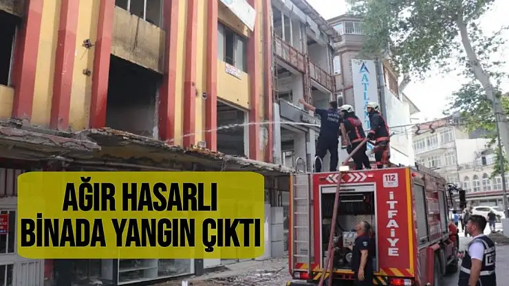 Ağır hasarlı binada yangın çıktı