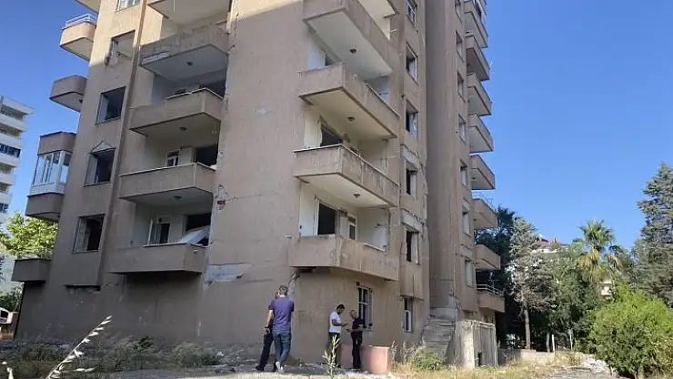 'Ağır hasarlı binanın 7´nci katından düşen şahıs öldü'