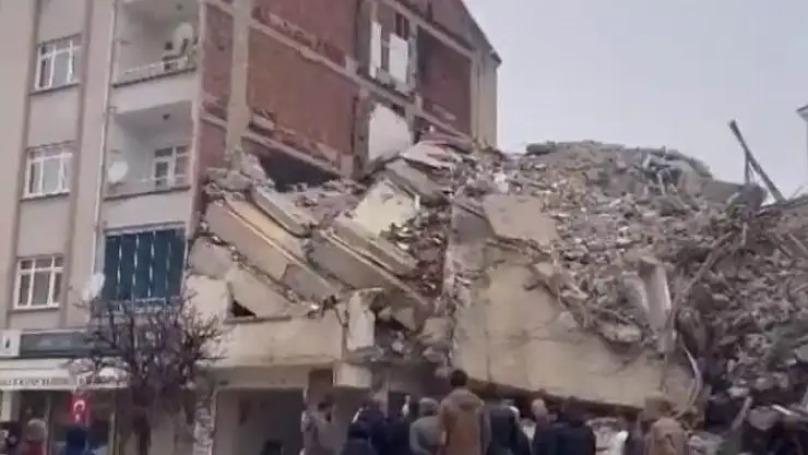 'Ağır hasarlı binanın yıkımında hasarsız bina zarar gördü'