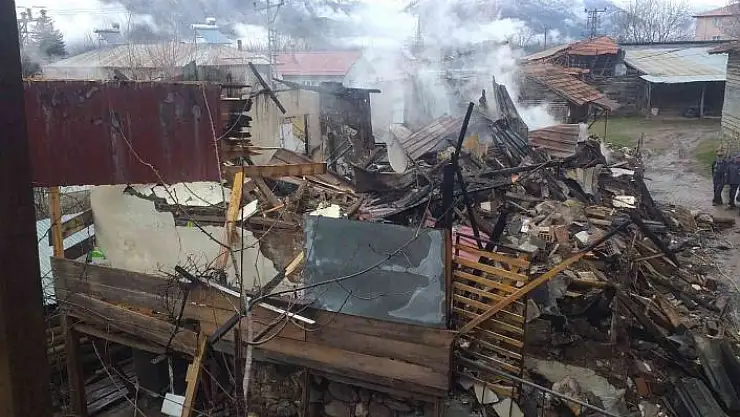 'Ahşap evler cayır cayır yandı, alevler karanlığı aydınlattı'