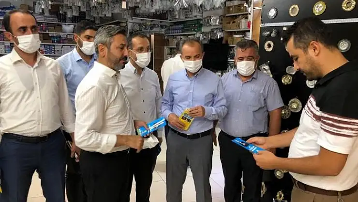 'AK Parti yönetimi kent merkezinde yapılan hizmetleri anlatan broşür dağıttı'