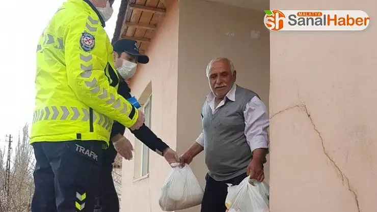 Akçadağ'da yaşlıların alışverişi polisten