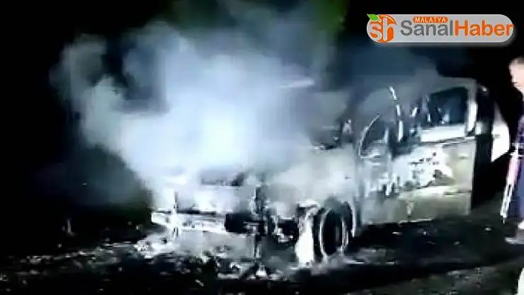 Malatya´da yanan otomobilden 5 kişi son anda yanmaktan kurtuldu