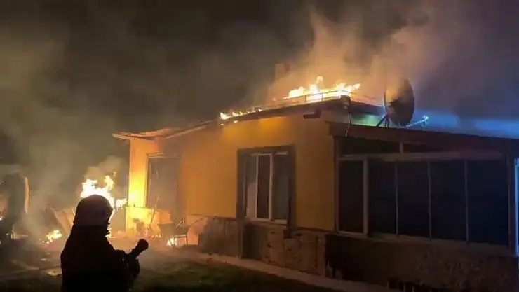 'Alevlerin geceyi aydınlattığı yangında müstakil ev kullanılamaz hale geldi'