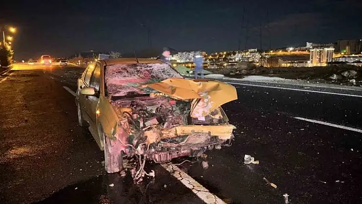 'Alkollü sürücü aydınlatma direklerine çarptı: Araç pert oldu, sürücünün burnu bile kanamadı'