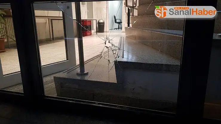 Almanya'da camiye taşlı saldırı