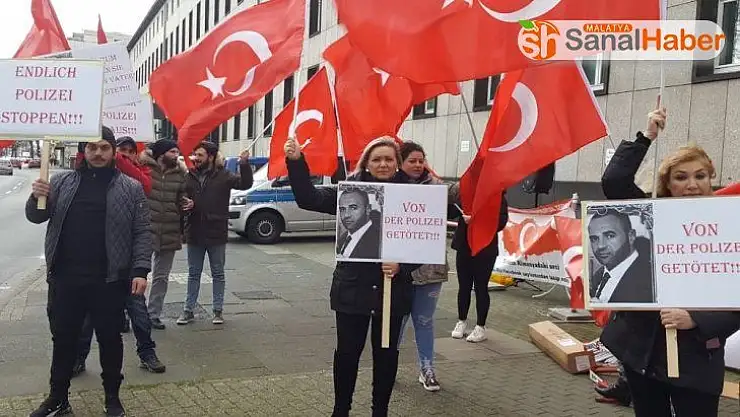 Almanya'da polis şiddeti protesto edildi