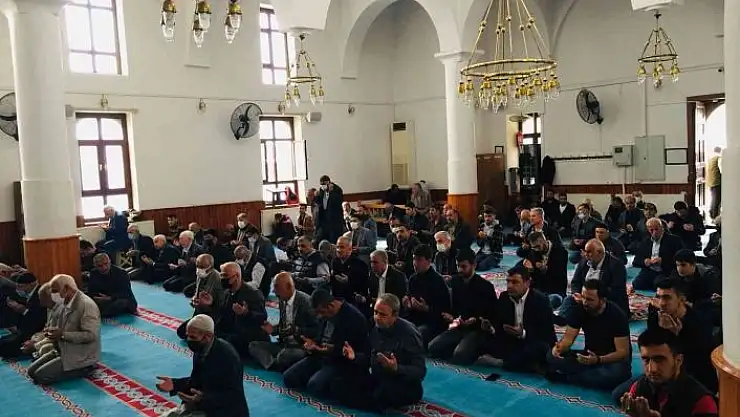 'Alparslan Türkeş için mevlit okutuldu'