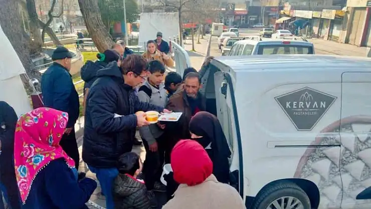 'Alpedo Kervan depremzedelere sıcak yemek ulaştırıyor'
