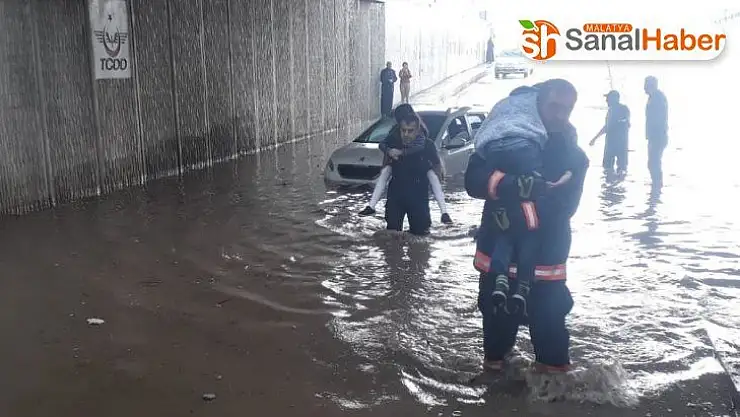 Alt geçidi su bastı, araçta kalan 3 kişi sırtta taşınarak kurtarıldı