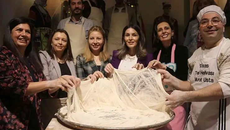 'Altı kişinin kol kuvvetiyle yapılan tatlı, yapımı saatler sürse de tadına doyulmuyor'