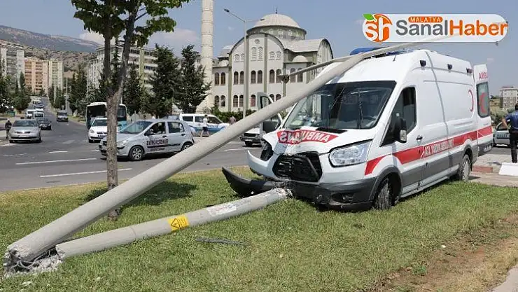 Ambulans ile otomobil çarpıştı: 4 yaralı