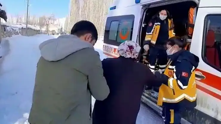'Ambulans mahsur kaldı, yaşlı hastaya ekiplerin çalışmasıyla ulaşıldı'