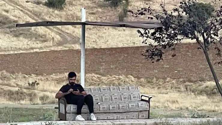 'Anayolun kenarındaki kanepeli durağı görenler şaşırıyor'