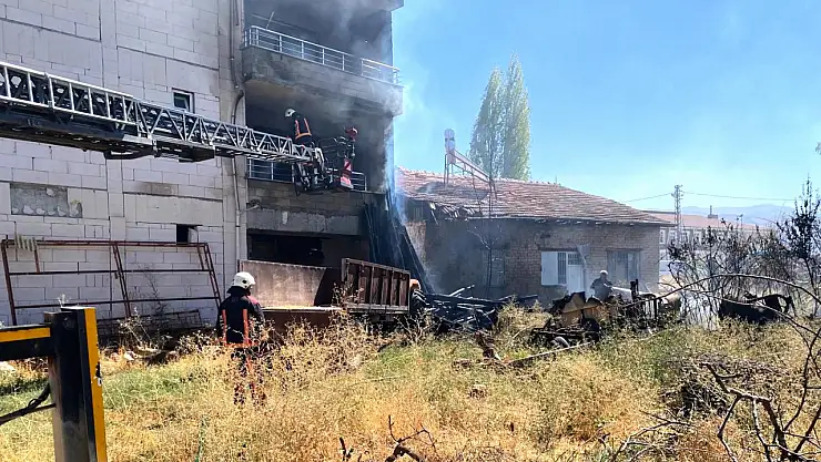 Anız yangını ev ve tarım aracına zarar verdi