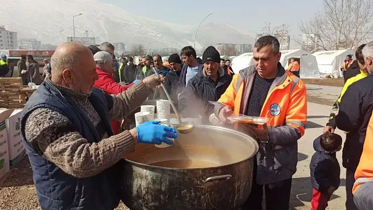 'Anne, baba ve 2 çocuğunu kaybetti, depremzedelere yardıma koştu'