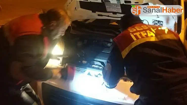 Araç motoruna giren kedi kurtarıldı