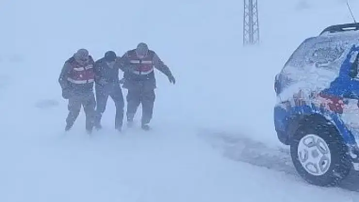 'Aracı arza yapan ve donma tehlikesi geçiren şahsı jandarma kurtardı'