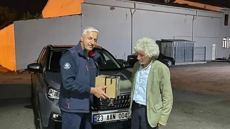 'Aracının kaputuna sıkışan kediyi sahiplendi'