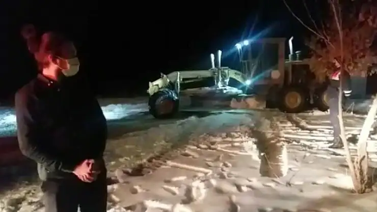 'Araçları kara saplanan aileyi jandarma kurtardı'