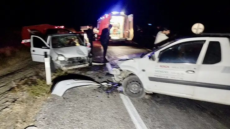 Arguvan Yolunda Kafa Kafaya Çarpışma: 2 Yaralı